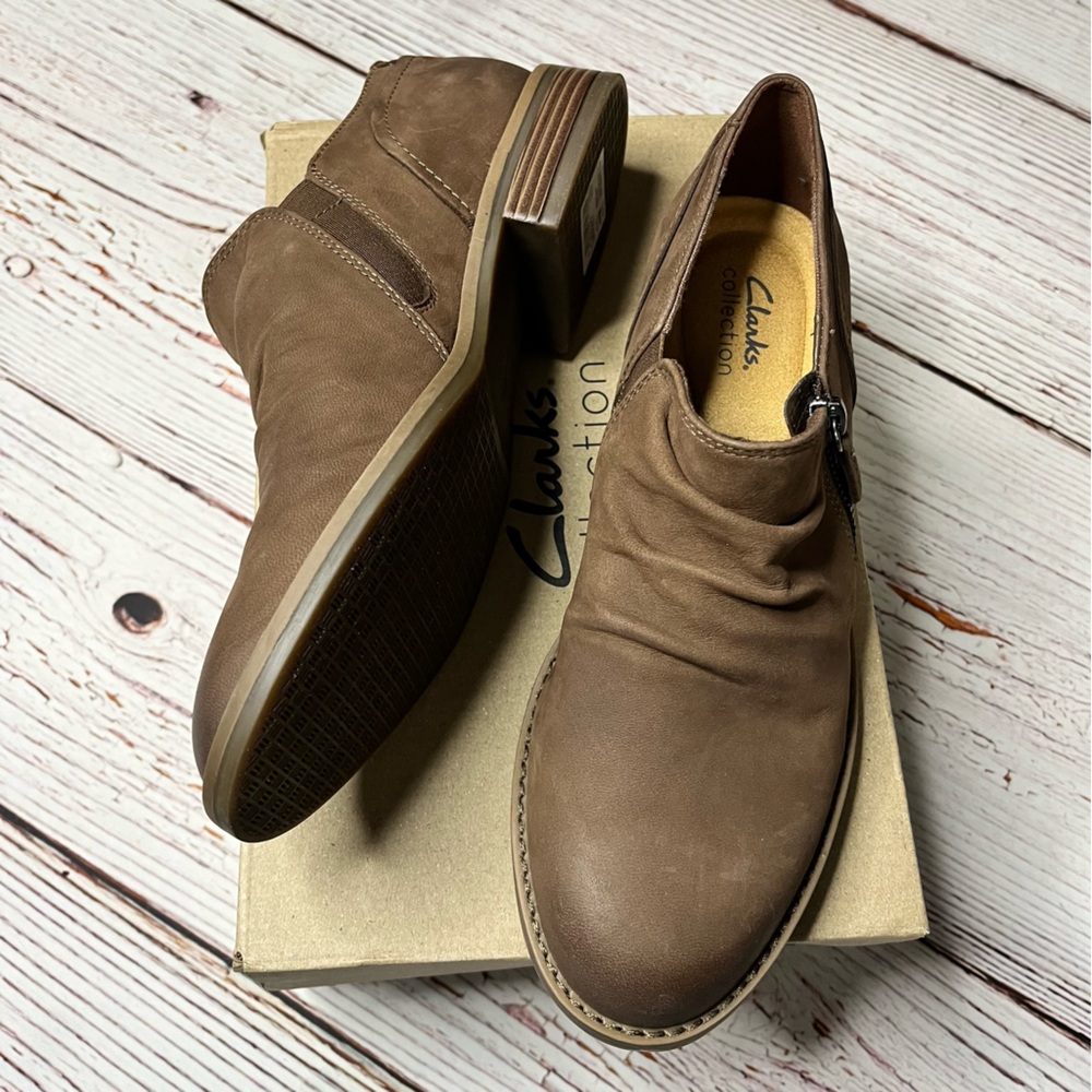 NEW Clarks Camzin Pace Taupe Nubuck Booties